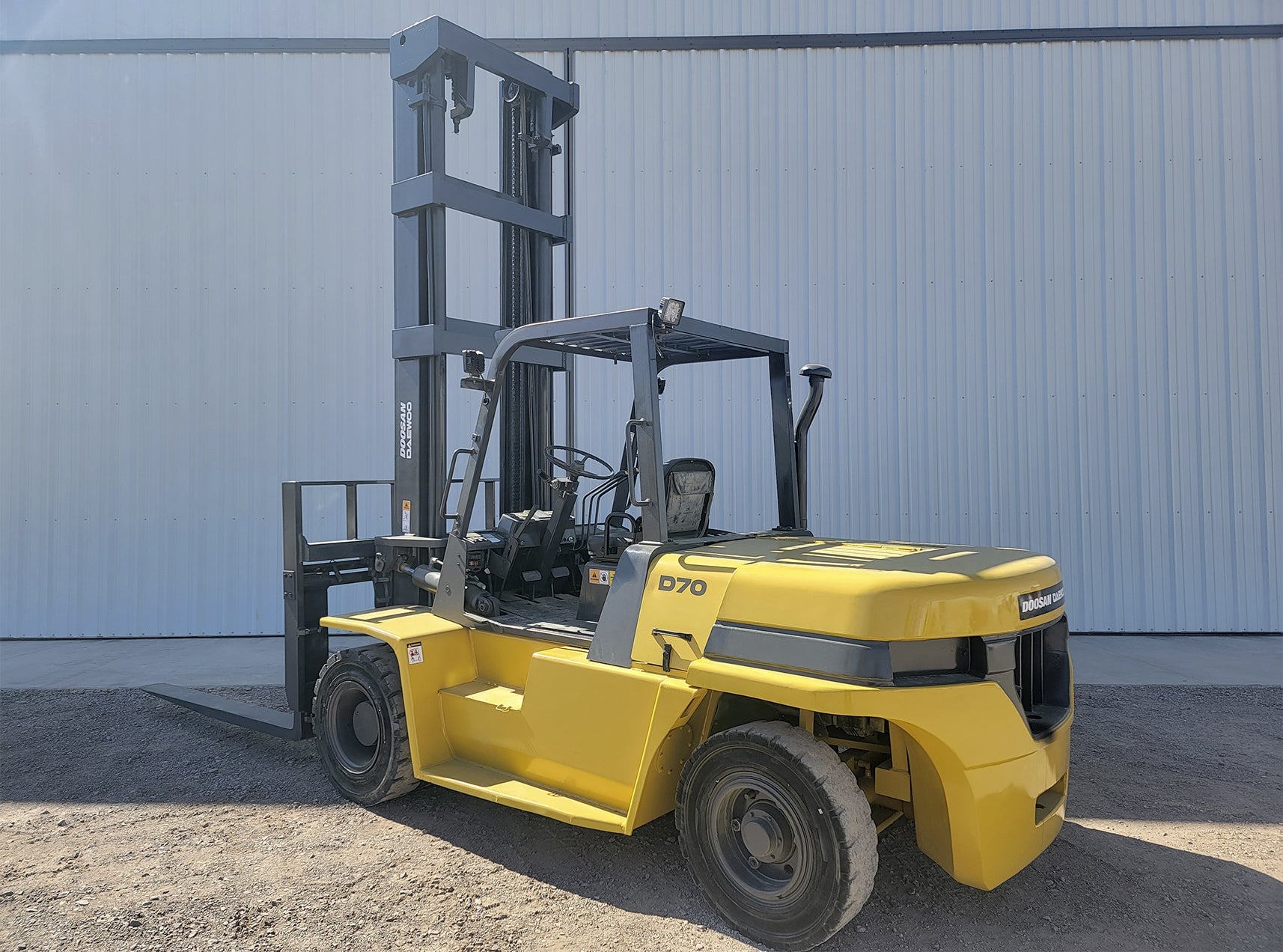 15500 lb. Daewoo Doosan #D70S, forklift, 236" lift height, Doosan diesel engine, solid tires, 2-stage mast - Image 4