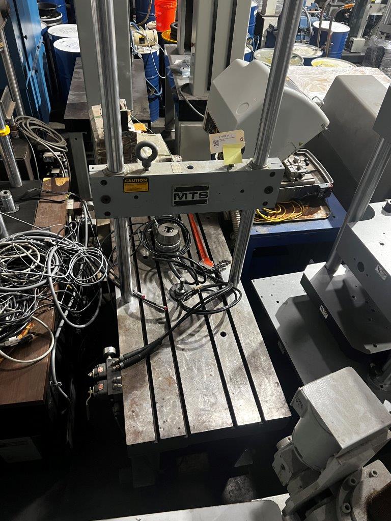 22 KIP (100kN), MTS #322.21, 2 columns, 21" btwn columns, 60" x 21" T-slotted table - Image 2