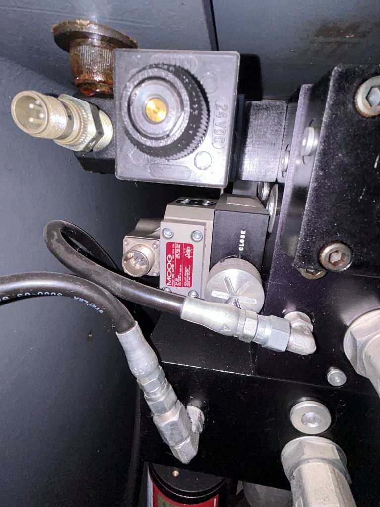 22 KIP (100kN), MTS #322.21, 2 columns, 21" btwn columns, 60" x 21" T-slotted table - Image 3