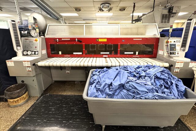 Chicago #PH-1-42, Single Roll Thermal Oil Heated Flatwork Ironer, 24" diameter x 120" width, 480 V., 2007 - Image 3