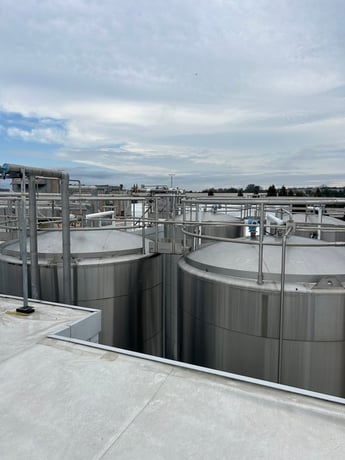 20000 gallon Walker #SA240/T316L, walker, Stainless Steel, LOT of 4, 12' diameter x 27' straight side, R-717 - Image 1