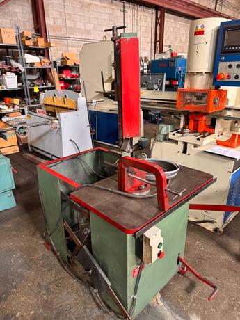 10" x 12" ER Maier #KM1012, Vertical Roll-In Bandsaw, 18" x 30" table, 9'10" - 10' 2" saw blade lengths, 1/4" - Image 2
