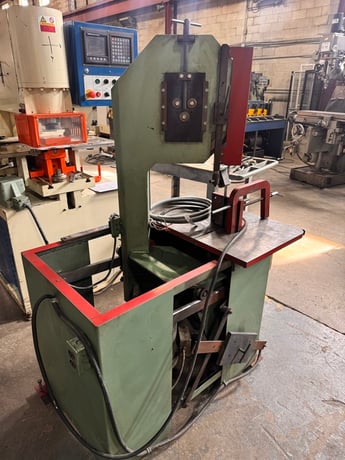 10" x 12" ER Maier #KM1012, Vertical Roll-In Bandsaw, 18" x 30" table, 9'10" - 10' 2" saw blade lengths, 1/4" - Image 3
