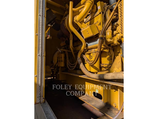 800 KW Caterpillar #3412, diesel generator set, 664 hours, 1998 - Image 9