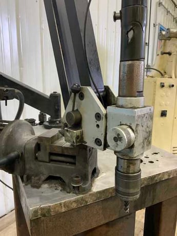 Flexarm #RNR-20, pneumatic tapping arm, swivel base, pneumatic vise, tooling, 2008 - Image 2