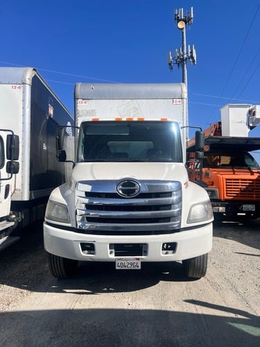 Hino #268, Box Truck, 26' Dry Van, Cummins B6.7 Diesel, 260 HP, 208354 mi, 2020 - Image 1