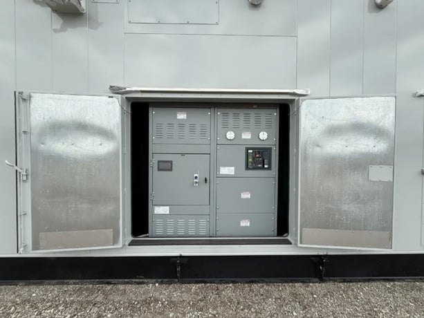 3000 KW Cummins #C3000D6E, diesel generator set, 480 Volts, 60 Hz, Cummins QSK95 engine, enclosure w/o tank - Image 3