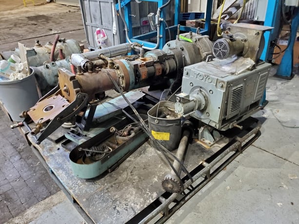 2.5" Emerson #SM100HF, Cold Feed Rubber Extruder, 12:1 L/D ratio, power feed roll, 15 HP Toyo motor, 1250 - Image 2
