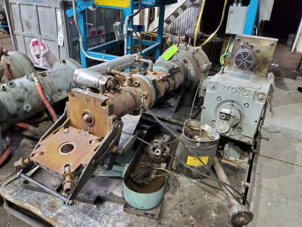 2.5" Emerson #SM100HF, Cold Feed Rubber Extruder, 12:1 L/D ratio, power feed roll, 15 HP Toyo motor, 1250 - Image 5