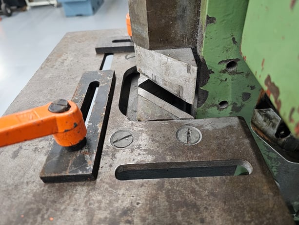 3" x 3" x 5/16" Peddinghaus, Universal Ironworker, 38 ton, 36 SPM, 2 HP motor, 220 Volts, 3PH - Image 4