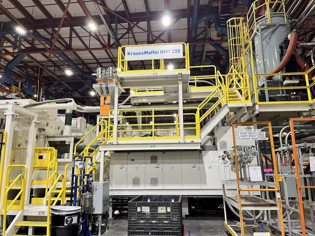 4000 Ton, Krauss Maffei #4000-17200MX, injection molding press, 2017 - Image 2