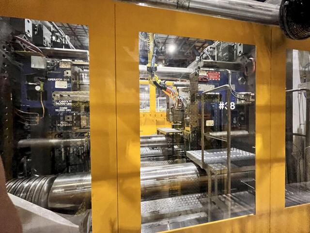 4000 Ton, Krauss Maffei #4000-17200MX, injection molding press, 2017 - Image 8