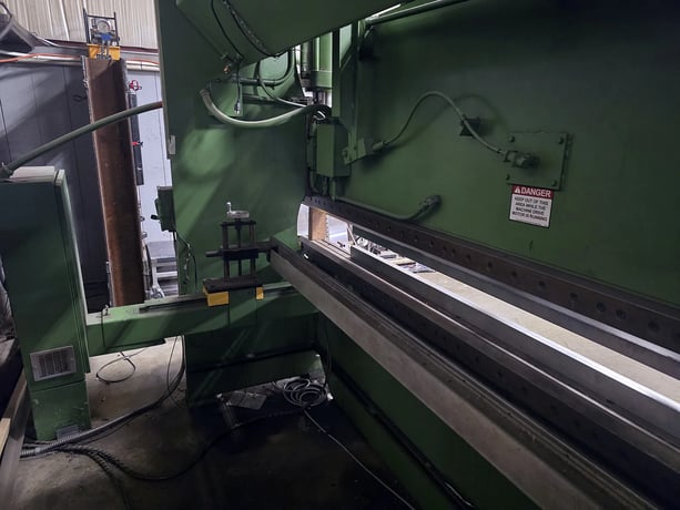 90 Ton, Cincinnati #AS90X10, hydraulic press brake, 12' overall, 126" between housing, 8" stroke, 7" throat - Image 4