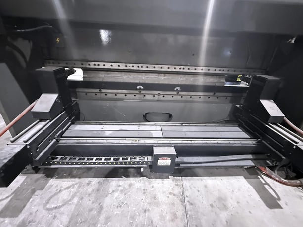 135 Ton, Cincinnati #135T, hydraulic press brake, 12' overall, 126" between housing, 8" stroke, 12" throat - Image 6