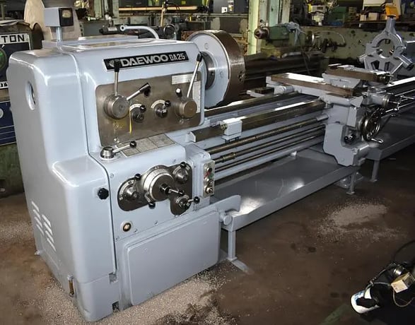 25" x 120" Daewoo Ikegai #DA25, Engine Lathe, 2.2" bore, 2000 RPM, 15 HP, inch/metric thread, 1981 - Image 2