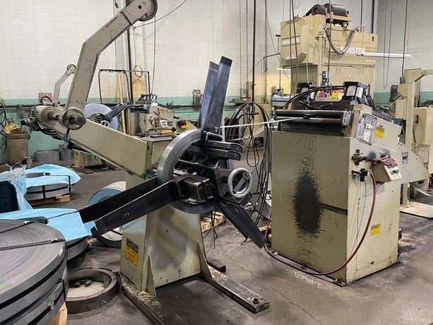 6500 lb. CWP #4R-24/24C, coil reel & straightener comb., 24" W x .187" stock, 60" OD, 13"-21" ID, 3-leaf - Image 1