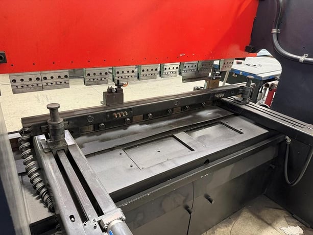 88 Ton, Amada #RG-80, CNC press brake, 8' overall, 86" between housing, 3.9" stroke, 10.67" Shut Height - Image 5