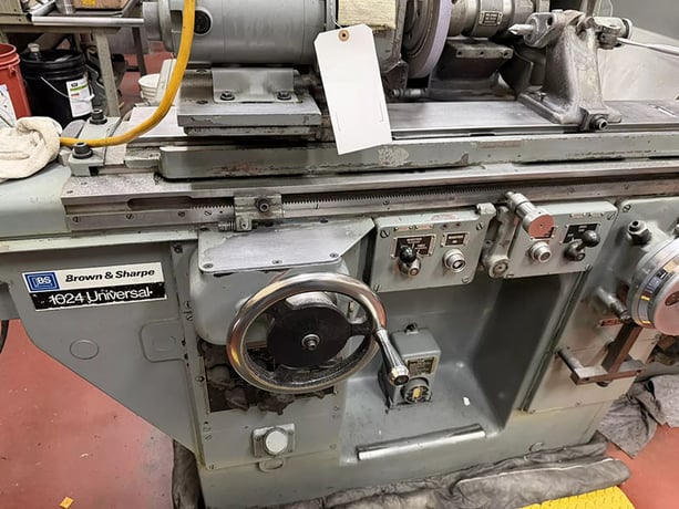 10" x 24" Brown & Sharpe #1024U, universal cylindrical grinder, 12" x 1" x 5" wheel, wheel dresser, sparkout - Image 3