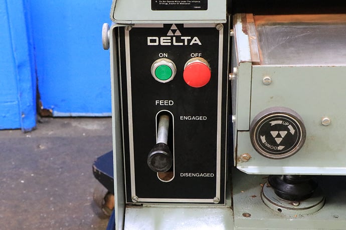 24" x 9" Delta #RC63-63N, woodworking planer, 25" x 35" table, 20-60 FPM, spiral / helical cutting head - Image 5