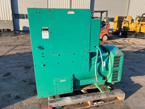 400 KW, 1800 RPM, Onan/Cummins #DFCE-4956771, Generator End w/ Controller & Breaker, 480 Volt, 129 hours, 2001 - Image 1