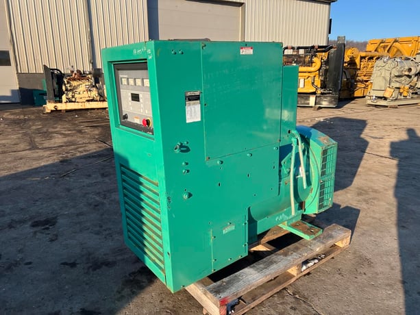 400 KW, 1800 RPM, Onan/Cummins #DFCE-4956771, Generator End w/ Controller & Breaker, 480 Volt, 129 hours, 2001 - Image 2