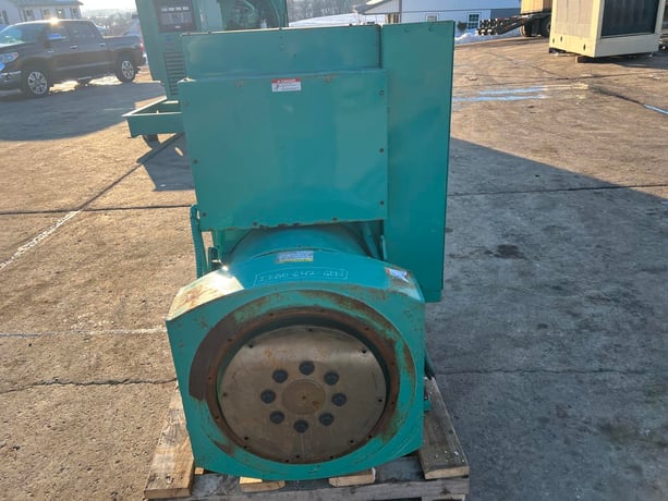 400 KW, 1800 RPM, Onan/Cummins #DFCE-4956771, Generator End w/ Controller & Breaker, 480 Volt, 129 hours, 2001 - Image 4