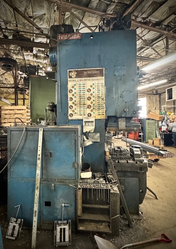 110 Ton, Niagara #E110, back gear obi press, 8" stroke, 21" Shut Height, 40 SPM, 5" adj., air clutch & brake - Image 4
