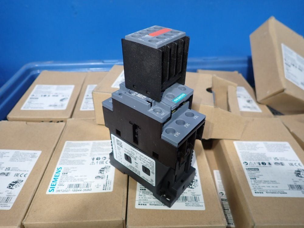Siemens #3RT2027-1BB44-3MA0, Contactor, 15 kW, 32 Amps, 400 VAC - Image 2