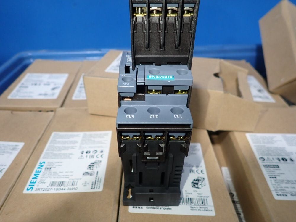Siemens #3RT2027-1BB44-3MA0, Contactor, 15 kW, 32 Amps, 400 VAC - Image 3