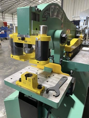 Piranha #P4-90, ironworker, 90 ton, 10" throat, 10 HP, rebuilt main hydraulic cylinder, new notcher blade - Image 2