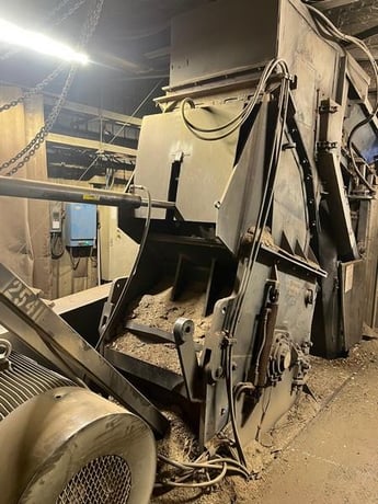 Universe Machine #11B33, Wood Waste Grinder, 16-24 tons/hr., 36" x 36" intake opening, 300 HP, 750 RPM, 30" - Image 5