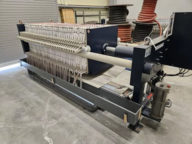 31.5" Simex G.m.b.h. #SPK80-35/40, hydraulic filter press, (42) 800mm x 800mm plates, 2017 - Image 2