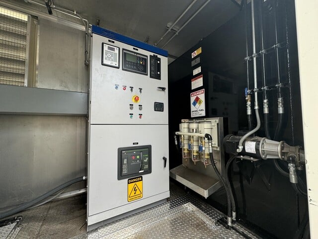 2000 KW Caterpillar #XQ2000, Diesel Generator Set, EMCP 4.4 control panel, 1200-gallon dual wall fuel tank - Image 4