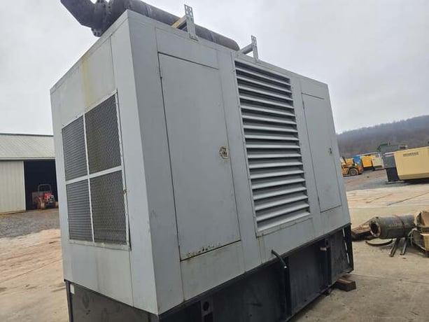 500 KW Generac, Diesel Generator, 22L, V12, Daewoo, 1 & 3PH, Enclosed w/ Tank, 152 hours, 2000 - Image 3