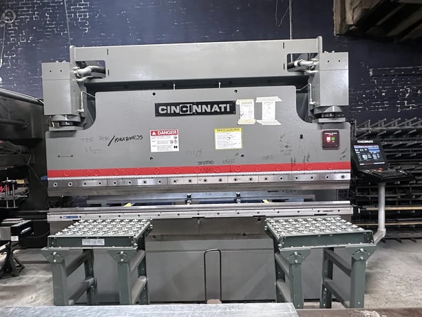 90 Ton, Cincinnati #90BX, hydraulic press brake, 10' overall, 102" between housing, 8" stroke, 15" open, 24" - Image 1