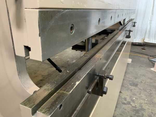 100 Ton, Accurpress #710010, press brake, 10' overall, 100" between housing, 8" stroke, 2-Axis CNC back gauge - Image 4