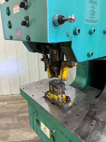 6" x 6" x 5/8" Piranha #PII-110, hydraulic ironworker, 110 ton, 20.5" throat, 15 HP, joystick ctyrls, 2005 - Image 2