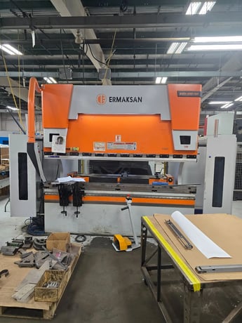 110 Ton, Ermaksan #SpeedBend-Pro, CNC press brake, 4' overall, 10.7" stroke, Wila upper clamp NSCL, Delem - Image 1