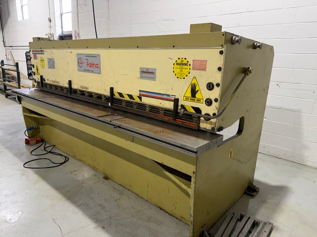 10 gauge x 10' Farina #CFO303, hydraulic power squaring shear, 20" throat depth, 18 hold downs, blade gap - Image 1