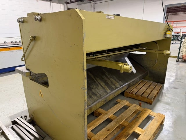 10 gauge x 10' Farina #CFO303, hydraulic power squaring shear, 20" throat depth, 18 hold downs, blade gap - Image 2