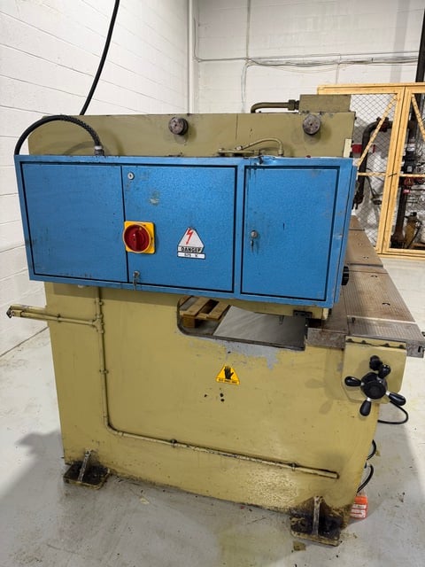 10 gauge x 10' Farina #CFO303, hydraulic power squaring shear, 20" throat depth, 18 hold downs, blade gap - Image 3