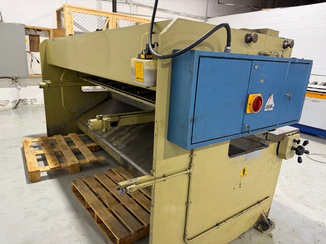 10 gauge x 10' Farina #CFO303, hydraulic power squaring shear, 20" throat depth, 18 hold downs, blade gap - Image 4