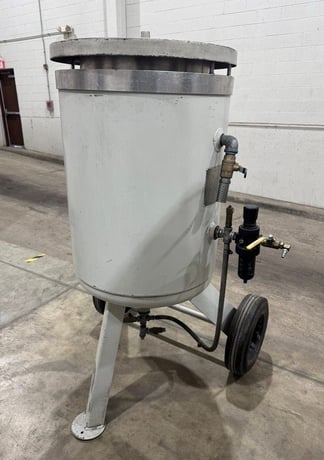 Omax, bulk abrasive delivery system, 600 lb. hopper capacity, 90-125 psi, 10 hr cutting time - Image 1