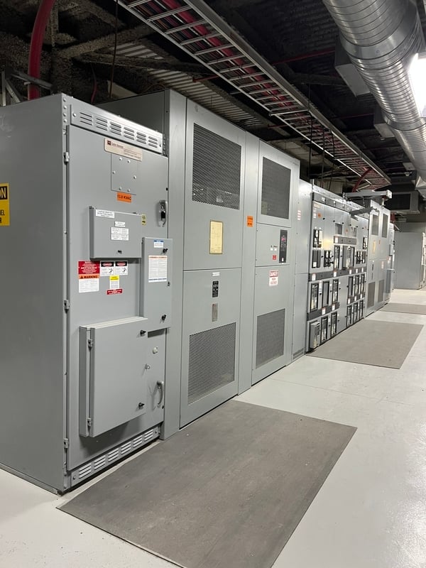 Cutler-Hammer/LG, Low Voltage Double-Ended Unit Substation, 3200 amp switchgear w/ Tie Breaker, (1) 2000 KVA - Image 1