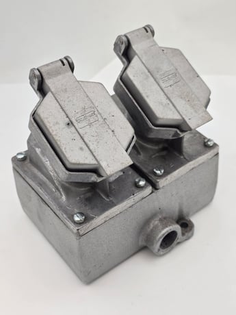 20 A, Crouse-Hinds #ENCRC22201, Circuit Breaking Receptacles, 125VAC, explosion proof - Image 1