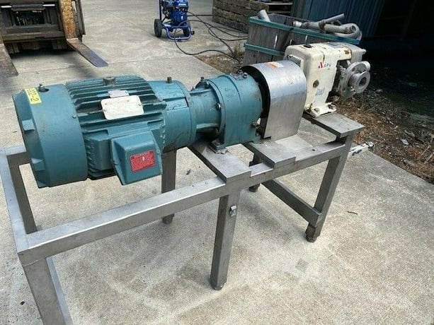 80 psig, APV Crepaco #M-3L/052/5.5 pump, 7.5 HP Reliance motor - Image 4