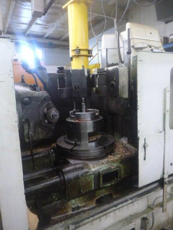 Pfauter #P-630, gear hobbing machine, with tailstock, automatic hob shift, slat type chip conveyor, 1975 - Image 4
