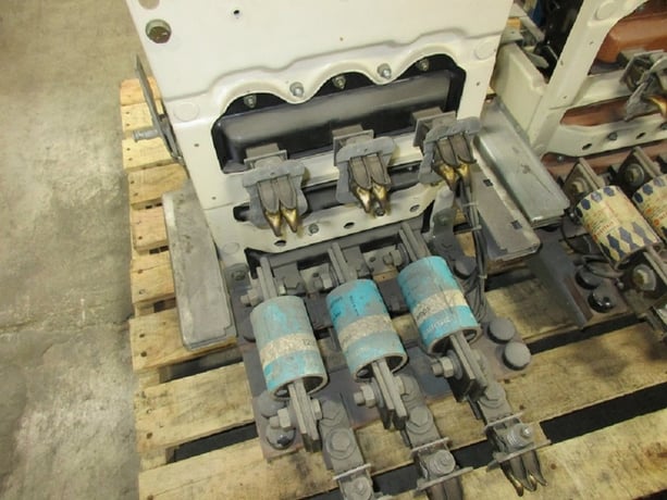 600 Amps, General Electric, AKU-2-25-M, manually operated, drawout, LI, 1200A fuses - Image 2
