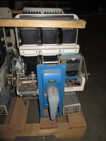 600 Amps, General Electric, AK-3A-25, manually operated, drawout - Image 1
