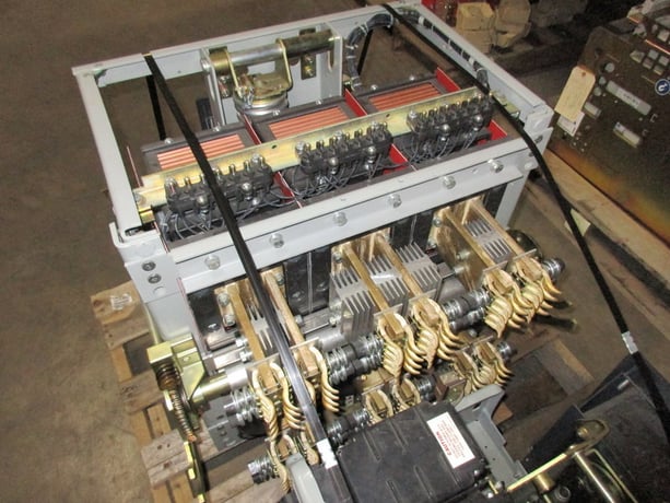 3200 Amps, General Electric, akr- 7f-75, electrically operated, drawout - Image 5